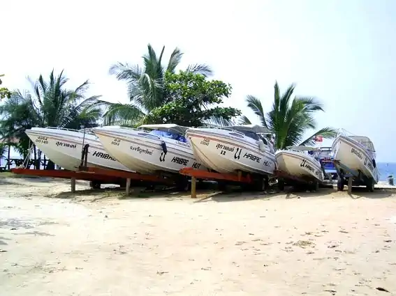 from 2 persons until 40 persons sized speedboats